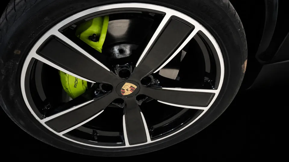 Roda Porsche recuperada com pinça verde